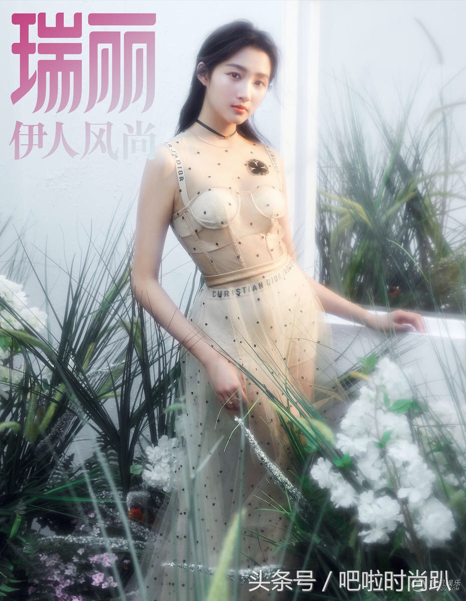 关晓彤和谁撞衫,关晓彤刘亦菲穿纱裙