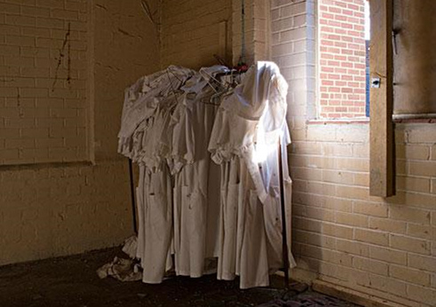 19岁女大学生失眠30晚藏入地窖自杀，被发现后接受电疗获新生