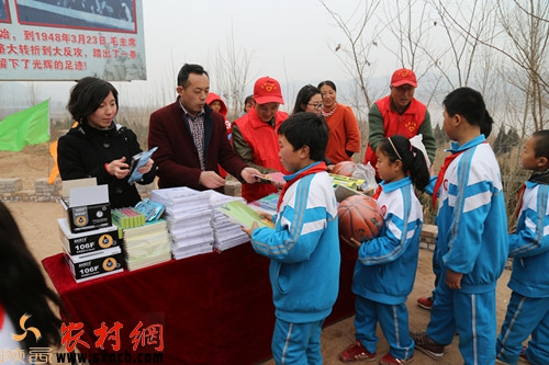 吴堡县举行纪念毛主席东渡黄河69周年活动