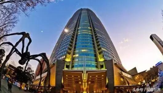 一个从来没用过童车的爸爸抱着孩子去日本水族馆吓人了!