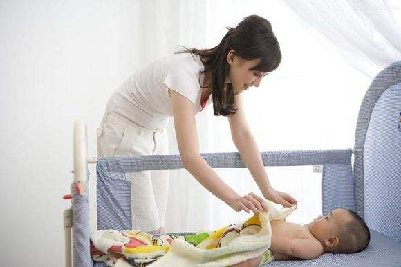 妈妈睡觉老是踢被子,宝宝晚上踢被子妈妈怎么发现