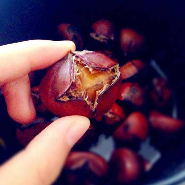 卖栗子月收入,90后小伙摆摊卖了10年板栗饼