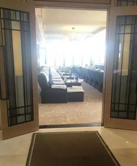 一起泡温泉的奢侈的享受,夏日一起泡温泉