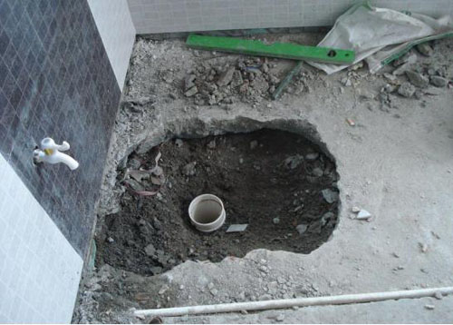 蹲厕是水电师傅装还是泥水师傅装,卫生间蹲坑没有堵塞但是下水很慢