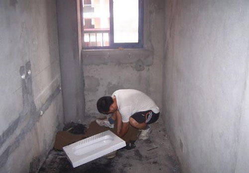 蹲厕是水电师傅装还是泥水师傅装,卫生间蹲坑没有堵塞但是下水很慢