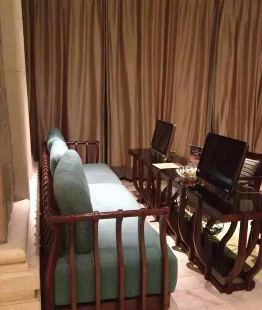 一起泡温泉的奢侈的享受,夏日一起泡温泉