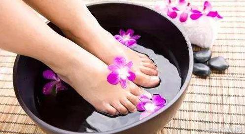 脚是人体五脏六腑的反应器,脚是人体第二心脏想长寿先养好腿