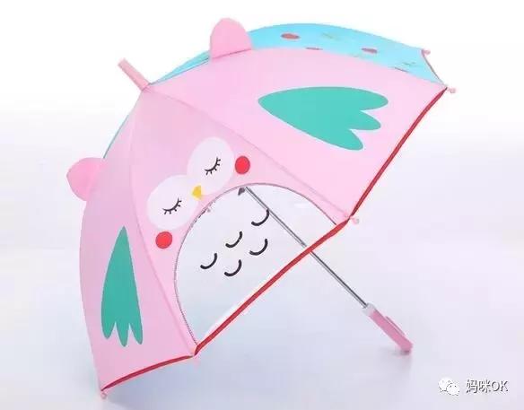 出去玩下雨穿雨衣还是打伞方便,下雨天穿上雨衣出去玩