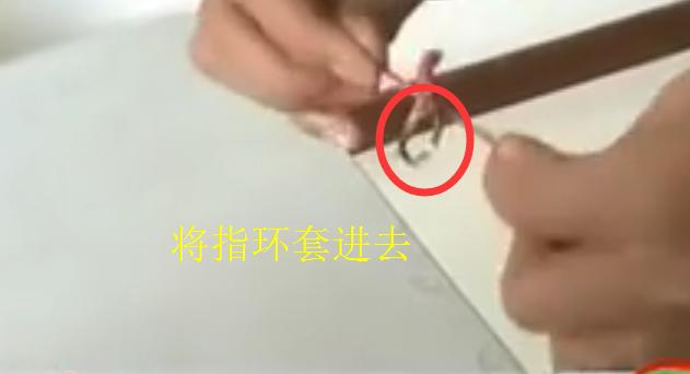 95后小伙一分钟解决水槽堵塞的毛病,乐的丈母娘立马合不拢嘴!