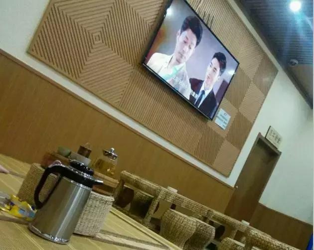 一起泡温泉的奢侈的享受,夏日一起泡温泉