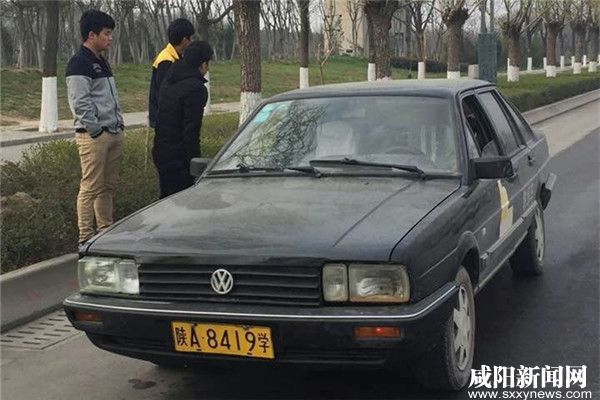 西安这家驾校玩胆大用报废*牌套**车教学员