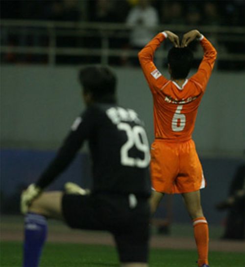 鲁能记忆如山之庆祝动作：李金羽招牌弯弓射雕摘得射手王