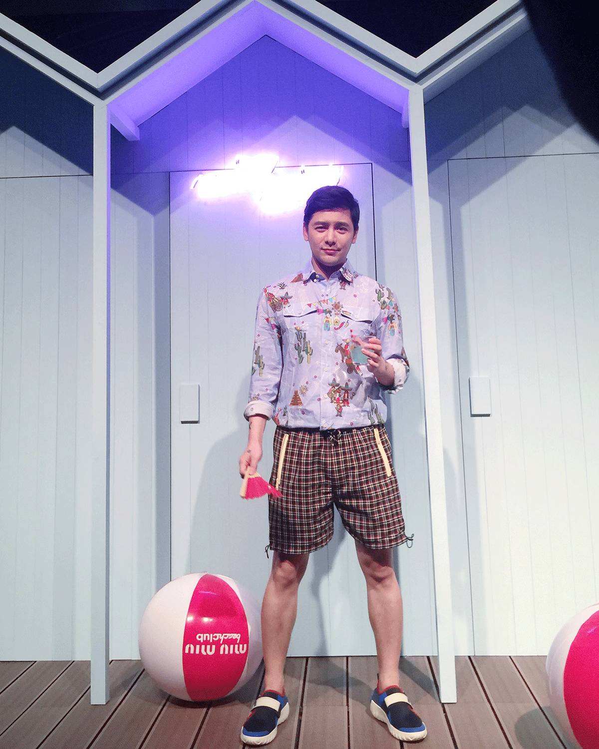 杨幂在泳池边吃苹果,在游泳馆里偶遇杨幂