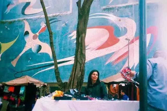 去年夏天，他几乎花光了全部积蓄流浪巴西，去了这些自由有趣的咖啡馆