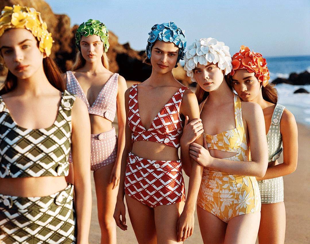 杨幂在泳池边吃苹果,在游泳馆里偶遇杨幂