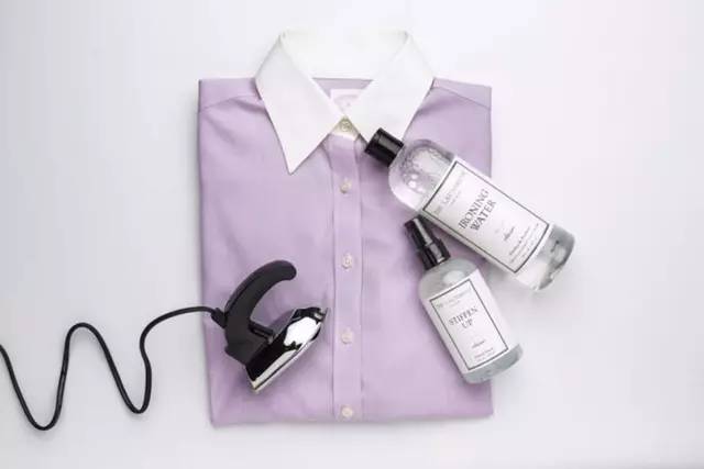 衣服皱巴巴的咋能穿出门,衣服皱起来了不用熨斗怎么弄平