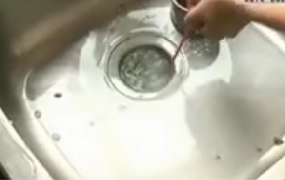 95后小伙一分钟解决水槽堵塞的毛病,乐的丈母娘立马合不拢嘴!