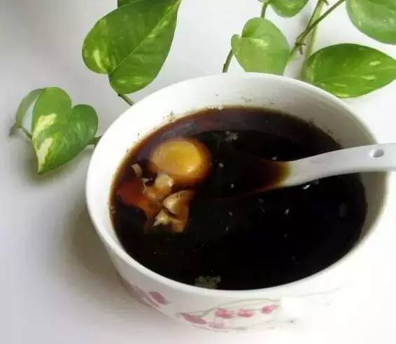 艾草精油去眼袋黑眼圈方法,去黑眼圈最有效的方法艾叶