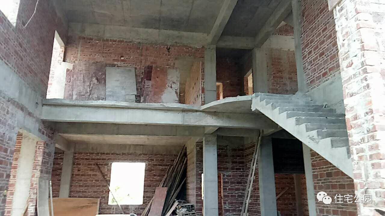 旋转楼梯挑空客厅的别墅,挑空客厅旋转楼梯别墅