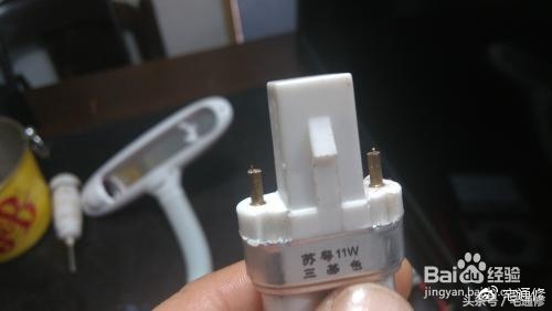 小台灯充不进去电该怎么修,小台灯按钮按不下去怎么修