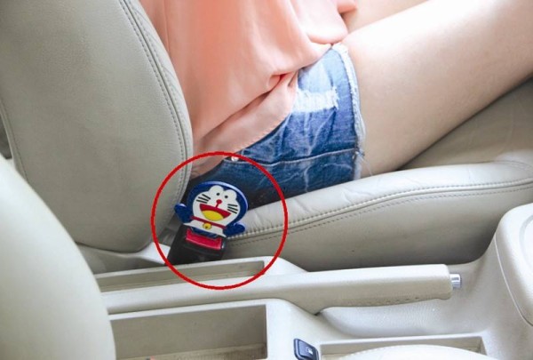 车上装饰品隐藏的危险,车内装饰品挂件的危害