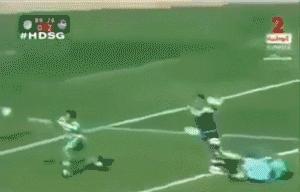 网友恶搞c罗搞笑gif图片,c罗假动作不看人传球gif