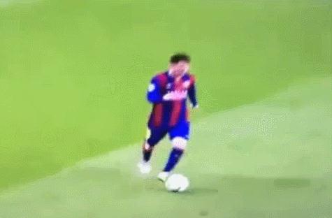 足球搞笑GIF（7）：我跟你讲，你下次再这样子进球会被打的