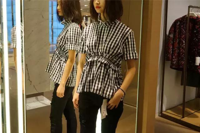 不敢去大牌店试衣服的年轻姑娘，可能永远不知道自己有多美