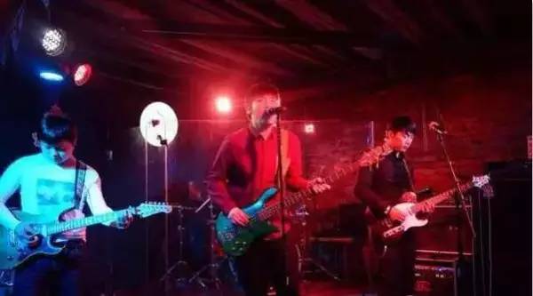 国足与酒,都是孤独而倔强的存在