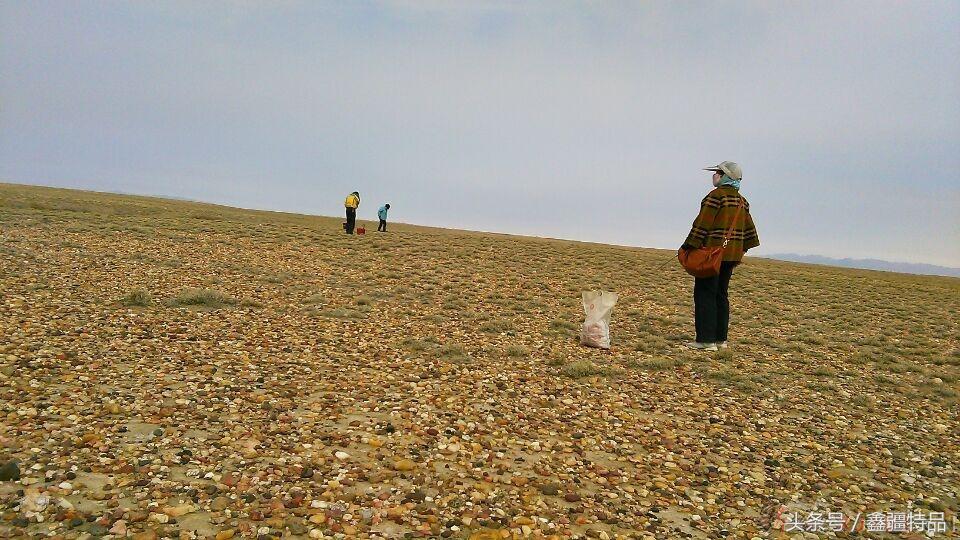 新疆戈壁海蓝宝石一克拉多少钱,新疆阿勒泰戈壁海蓝宝石原石