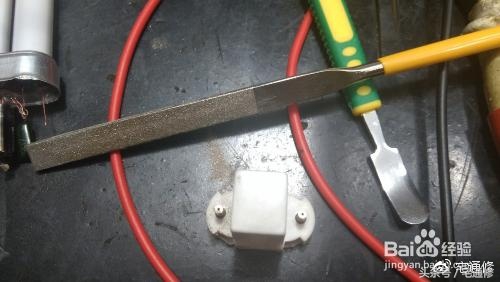 小台灯充不进去电该怎么修,小台灯按钮按不下去怎么修