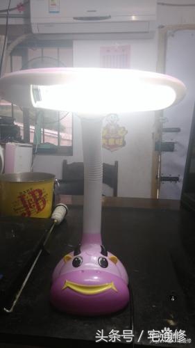 小台灯充不进去电该怎么修,小台灯按钮按不下去怎么修