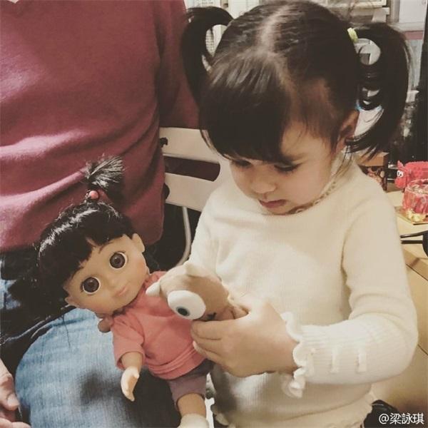 梁咏琪为女儿Sofia庆生，曾经空运母乳回港保障女儿有鲜奶吃