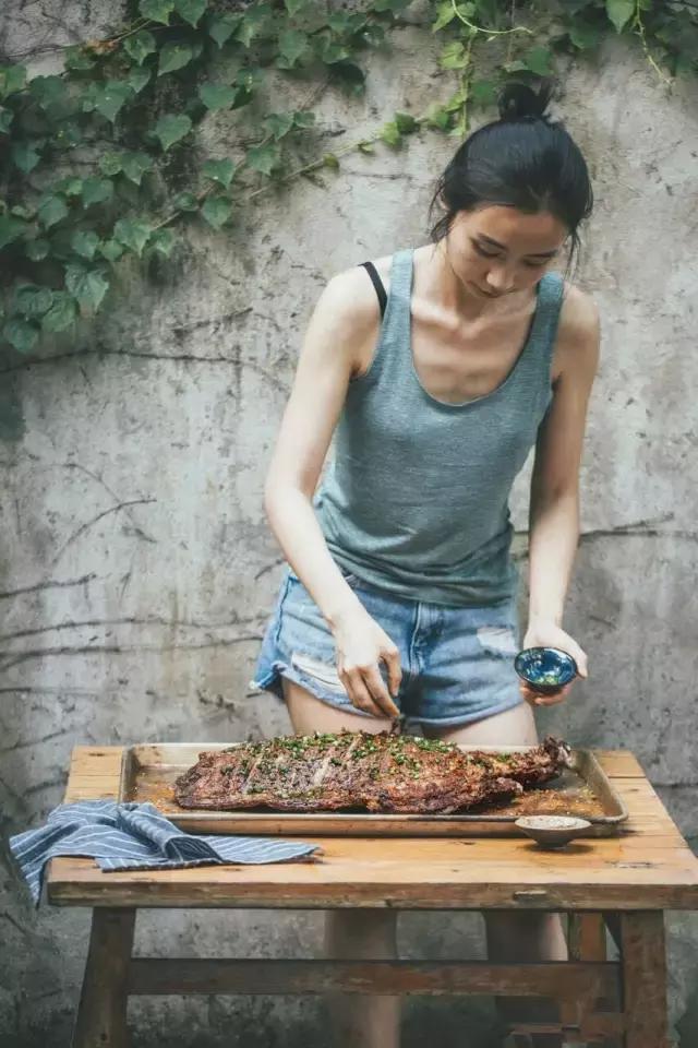 她是“成都第一私房菜美女老板”，与李易峰合作，和方大同录节目