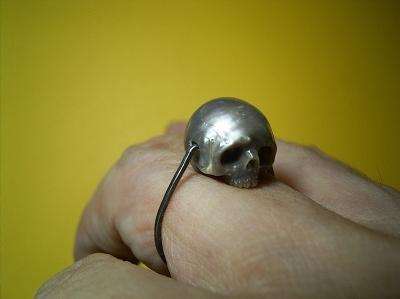 日本珍珠骷髅，将又是生又是死的饰品戴在身上，葬礼艺术作为灵感