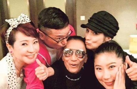 81岁谢贤承认与32岁女友分手,84岁谢贤与35岁女友当街秀恩爱