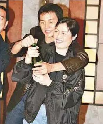 哥哥张国荣的传奇一生,张国荣老照片100张