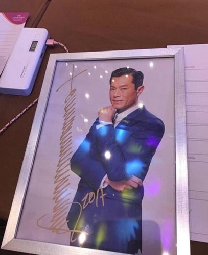 明星签名谁最酷?杨紫看起来像李好范冰冰霸气杨幂跟平时差不多