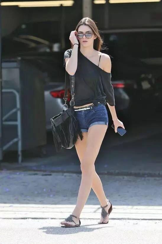 夏天白色t恤发霉怎么处理,夏天白t恤油渍怎么洗