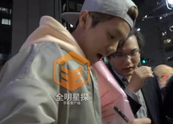 厉害了!鹿晗与神秘地陪同游东京3小时,还惹出了大动静!