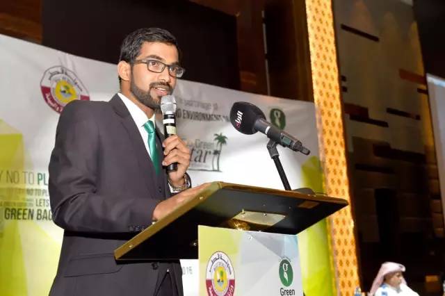 这个从垃圾山中成长起来的印度小伙,为了拯救环境,发明了一款可以吃的塑料袋