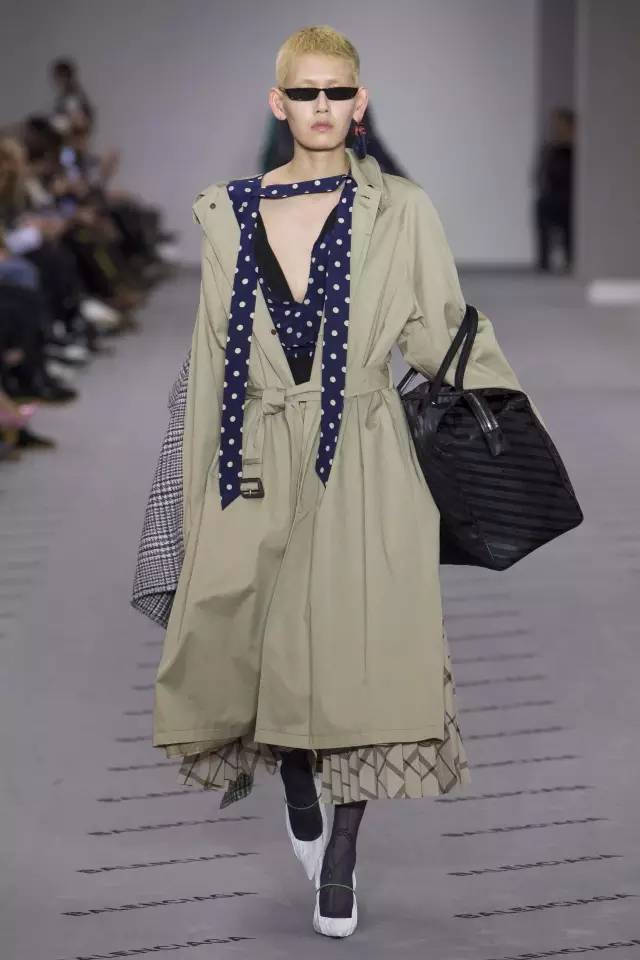 balenciaga真货对比,balenciaga烫钻牛仔真假