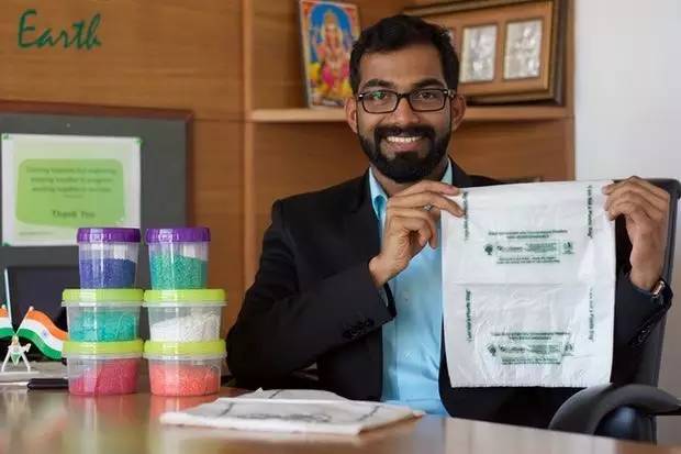 这个从垃圾山中成长起来的印度小伙,为了拯救环境,发明了一款可以吃的塑料袋