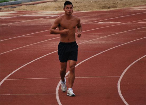 跑步时脚该如何落地和抬起,跑步时脚怎么落地