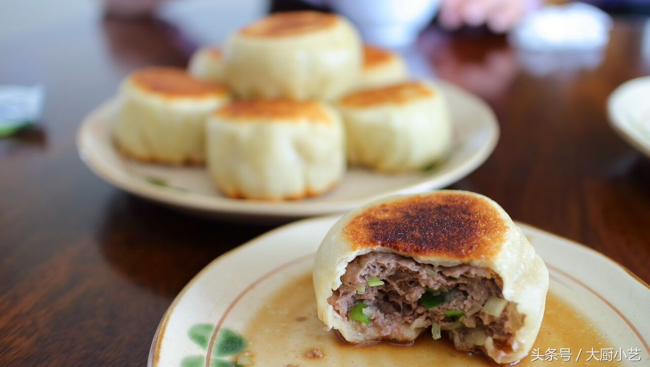 门钉肉饼薄皮大馅儿,老北京门钉肉饼其实就是牛肉饼
