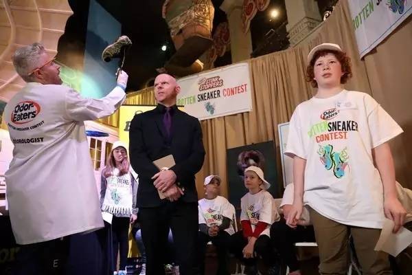 辣鼻子丨全美臭鞋PK，12岁少年夺冠！