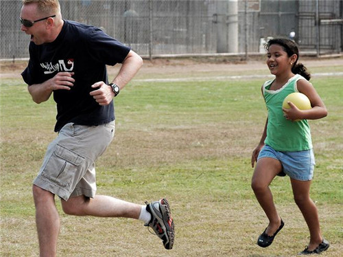 跑步时脚该如何落地和抬起,跑步时脚怎么落地