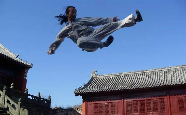 武当轻功第一人陈师行,武当道长陈师行展示轻功摔倒