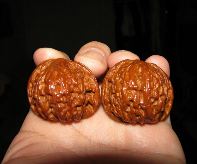 文玩核桃多大尺寸最适合把玩,文玩核桃该如何把玩和保养