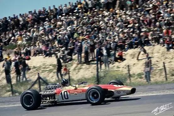 你们都是来看赛车，我来看的是会移动的几个亿！